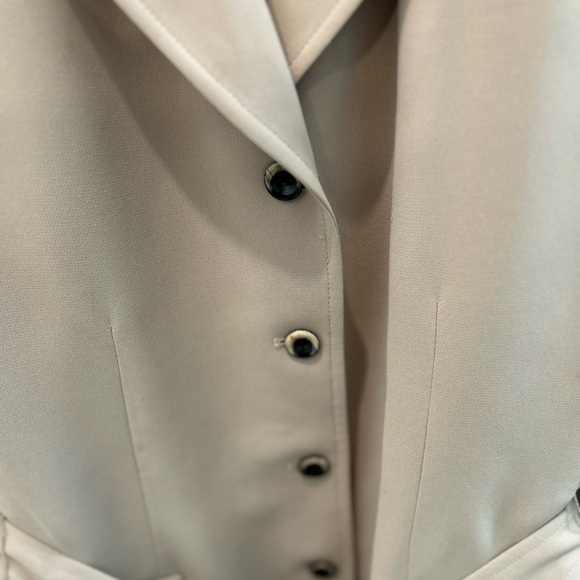 LE SUIT Petite skirt suit. Button front jacket w/self tie belt. Tan and black. - Picture 3 of 8